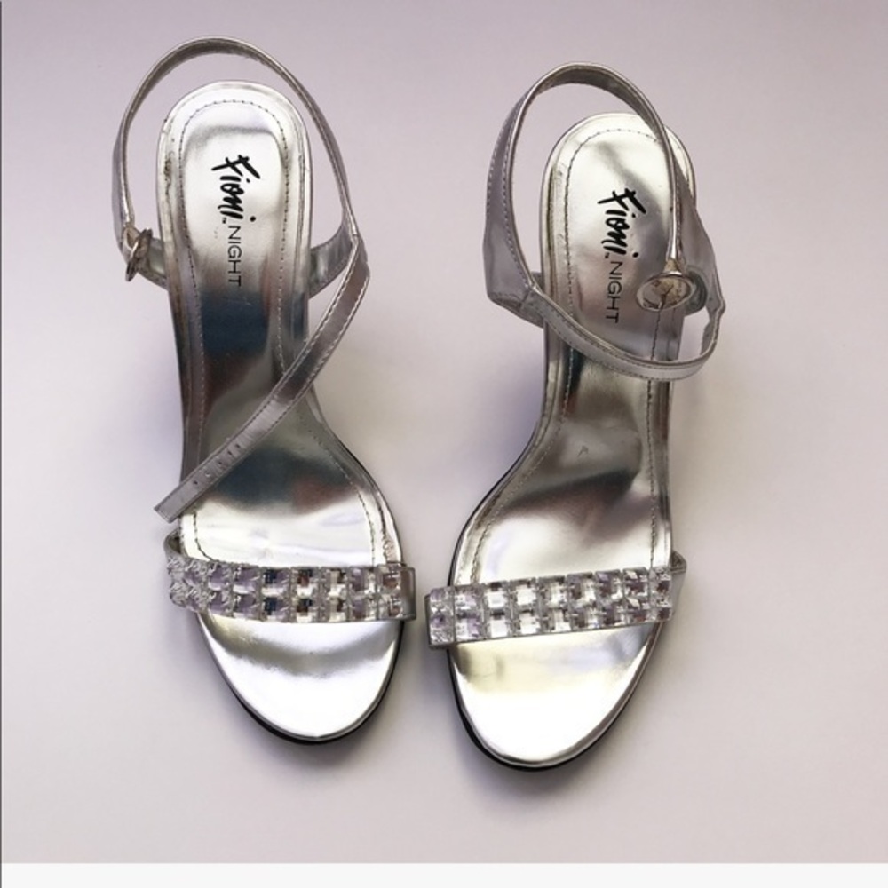 ✔️Silver heels